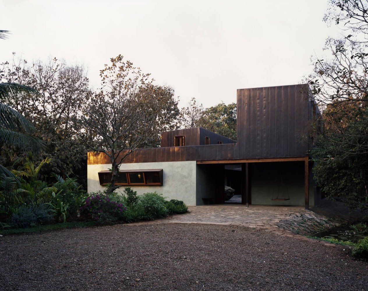 Vista exterior de Copper House II entre árboles