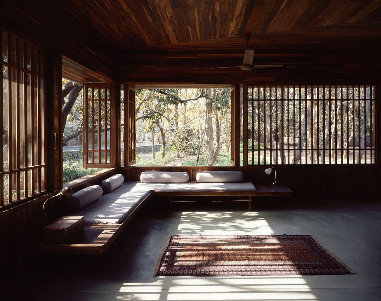 Interior con asientos junto a aberturas y pantallas