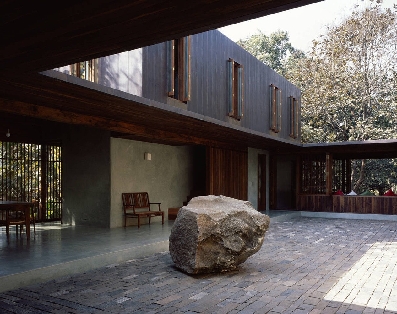 Patio con roca y espacios alrededor